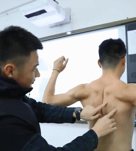 肌肉猛男展示腹肌胸肌,肌肉男八块腹肌和强壮的胸肌