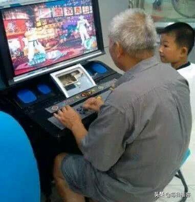 搞笑gif铁砂掌,铁砂掌传人一掌劈开十块砖头