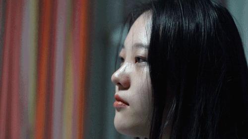 使用手机检测房间内针孔摄像头,男子住房发现针孔摄像头