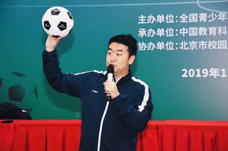 为中国足球奉献需要勇气黄健翔,对话中国足球