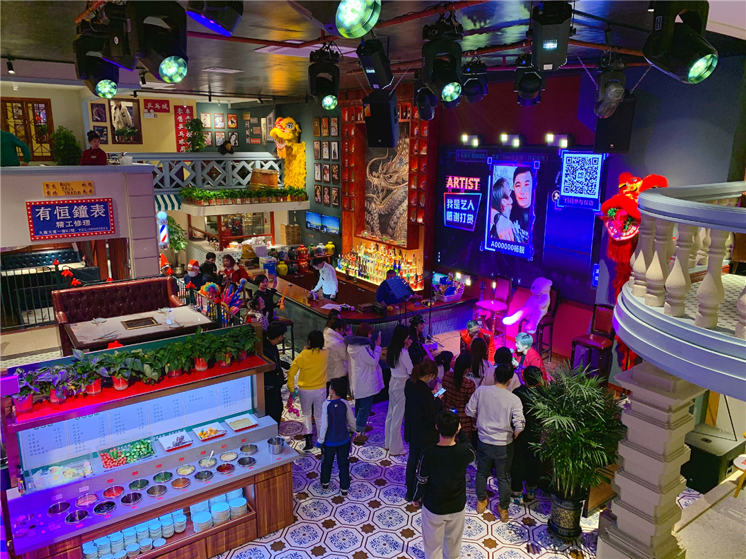 长春桂林路有家电影《叶问》同款火锅酒馆，楼里面有座“香港城”