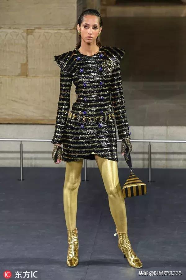 “埃及风”也刮到了时尚圈？CHANEL用金丝银线为你解答！