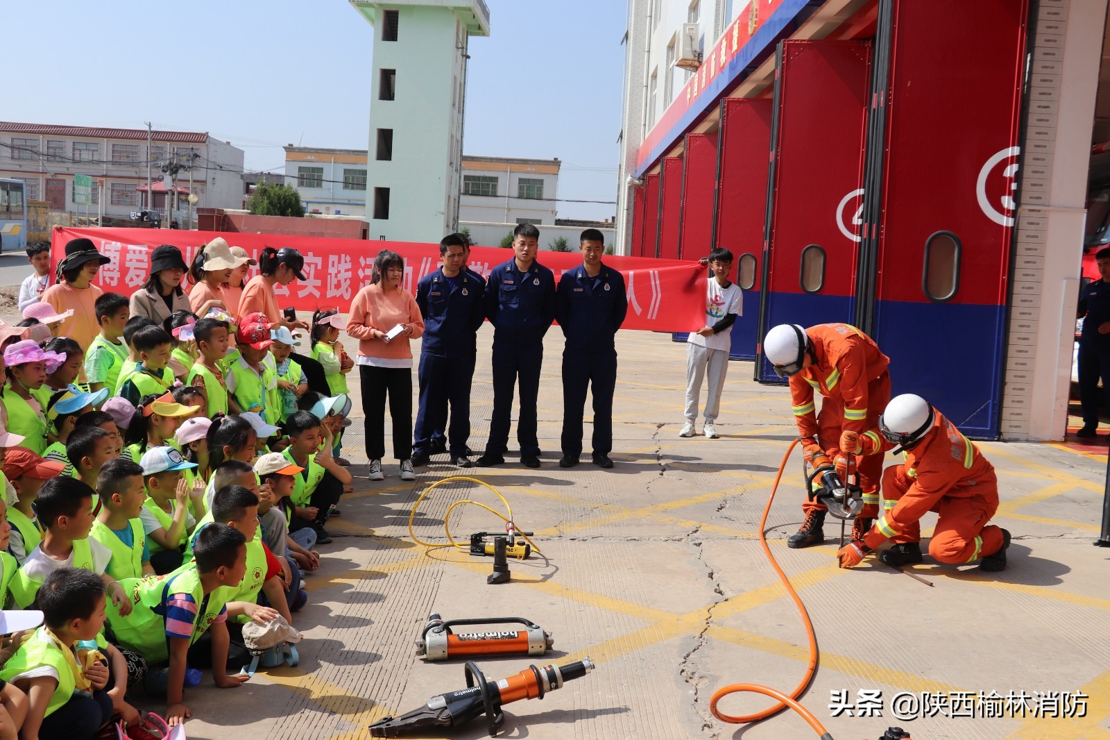幼儿园小朋友学习消防,小朋友进红门开心学消防