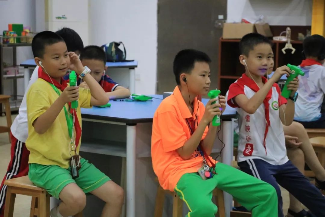 番禺｜好厉害！石碁镇中心小学这群“小特工”玩转无线电测向，上演一场场“谍战”搜寻