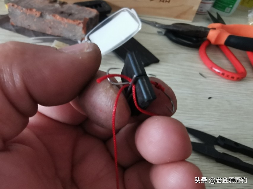 自制绑钩器的绑钩演示,绕线圈自制绑钩器可以绑袖钩