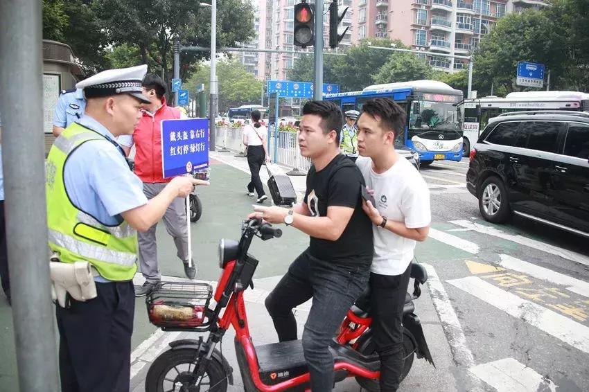 交警查扣的怪异电瓶车,交警查扣的怪异电动车