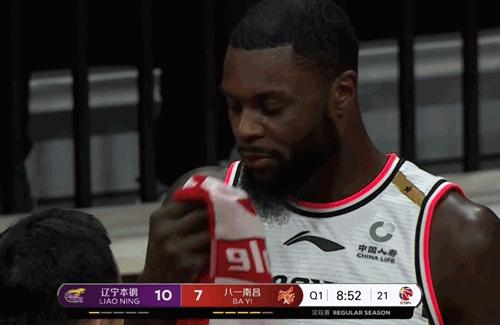 史蒂芬森被里弗斯肘击,cba官方对辽宁队处罚