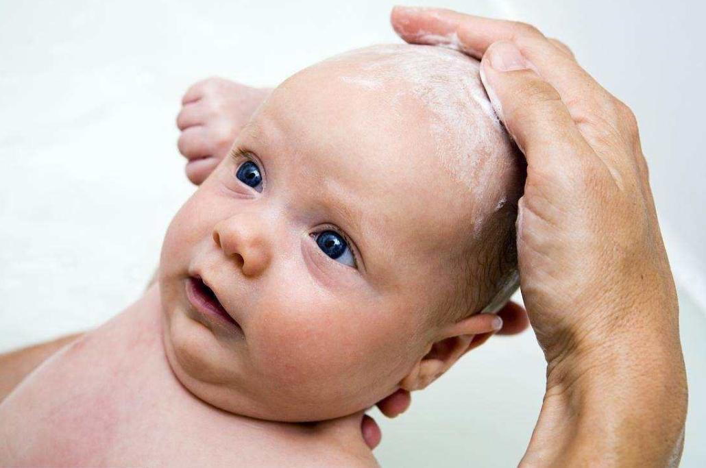 解决娃洗头困难问题,生活百般刁难你却如此可爱