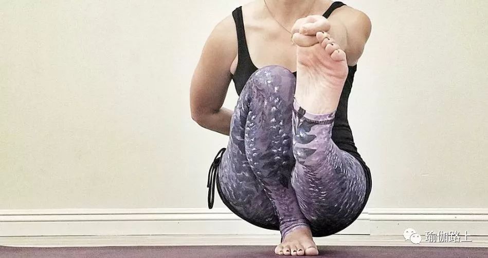 瑜伽脚绕肩的正确练习方法,瑜伽脚背绷直和脚回勾区别