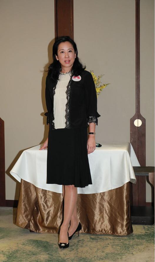 朱玲玲才貌双全,62岁朱玲玲穿搭