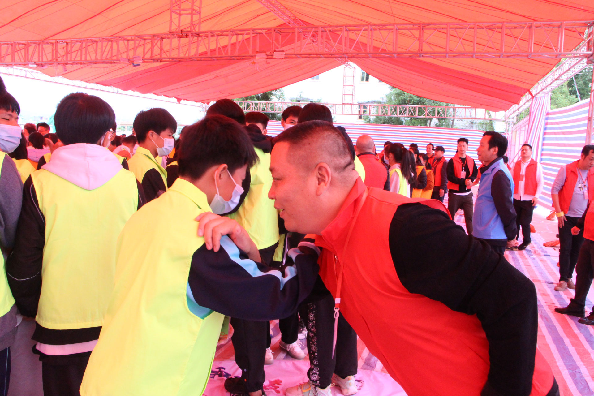 创盈芯实业联合“IN22”家族走进河源助学送爱心