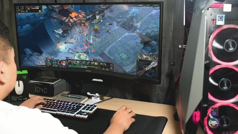 颜值高、还能打、抓着还舒服-雷蛇八岐大蛇V2游戏鼠标