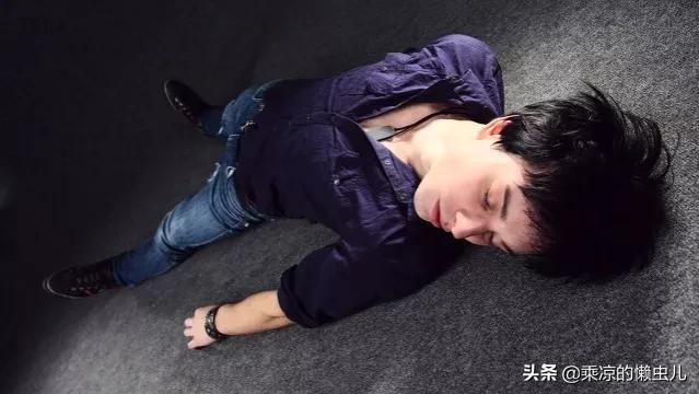 *底卧**(小小说)