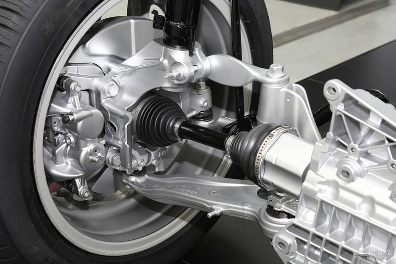 路虎揽胜极光对比同级别bba质量,路虎揽胜极光新一代测评视频