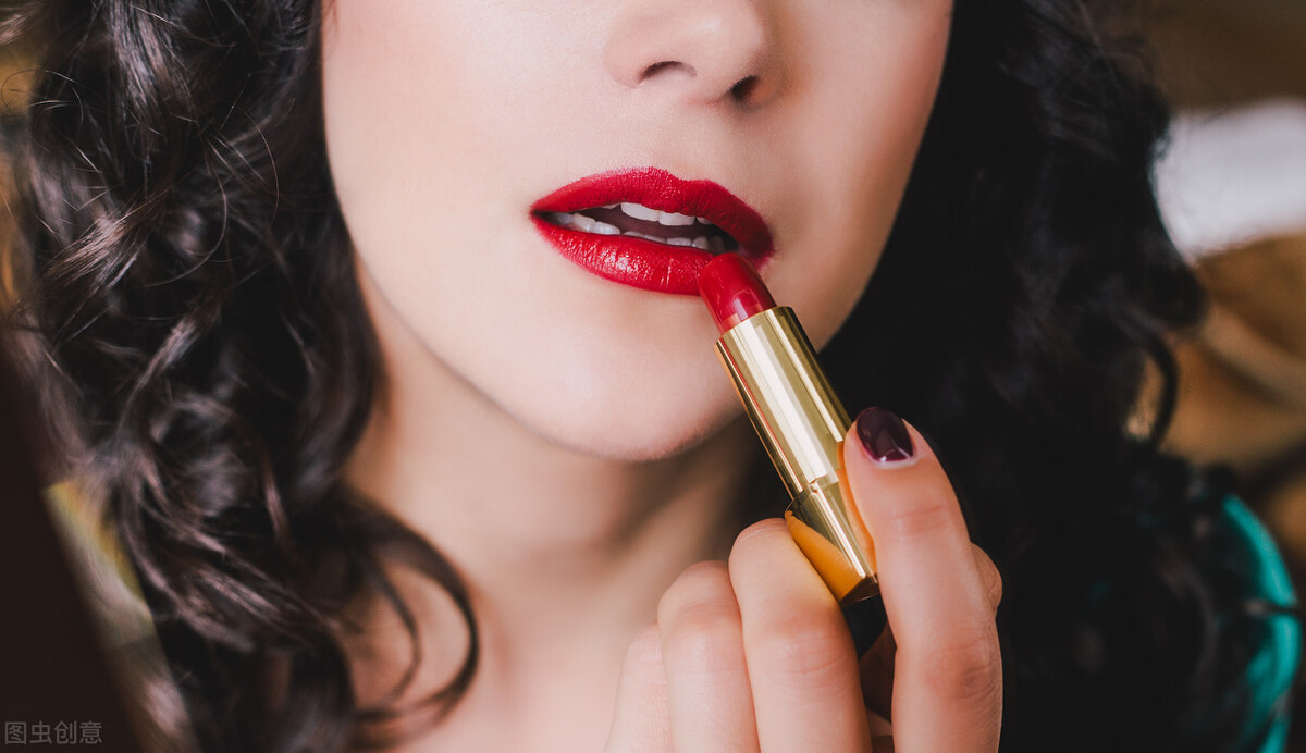 男人和女人涂口红接吻,女生涂了口红还能接吻吗