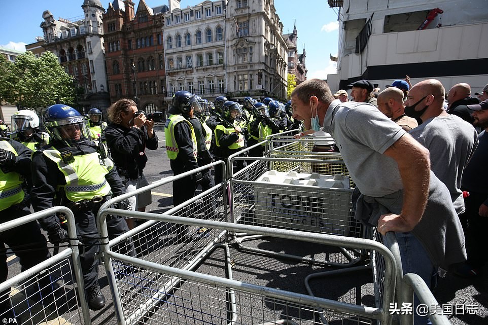 英国抗议人群与警方爆发冲突,英国白人右翼和反种族主义