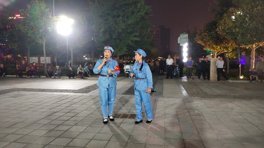 国庆期间，巩义市市民文化广场节日氛围浓