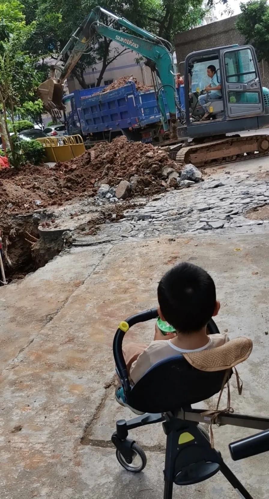 痴迷挖掘机的小男孩,为什么小男孩都喜欢挖掘机