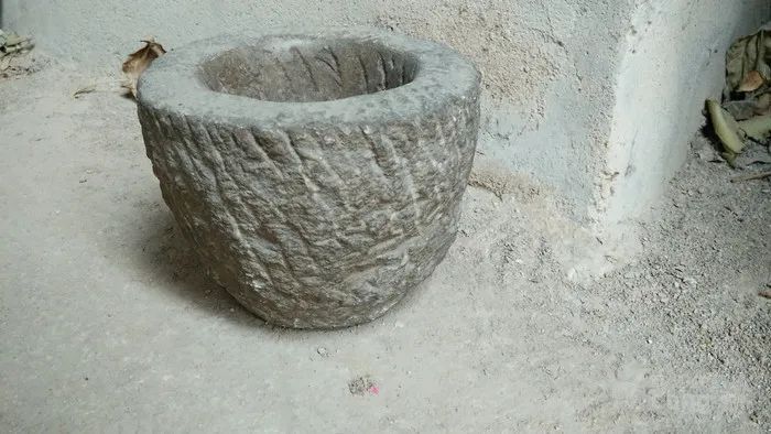 俺村西头那个石臼，曾经是全村的味蕾图腾