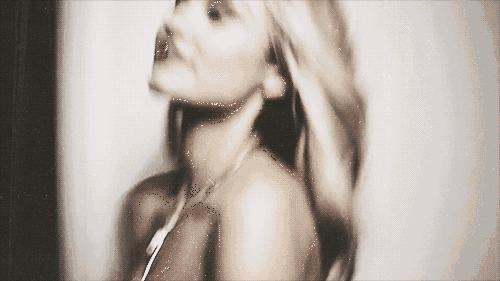 说好的一起自然素面朝天，你却偷偷的喷了香水……