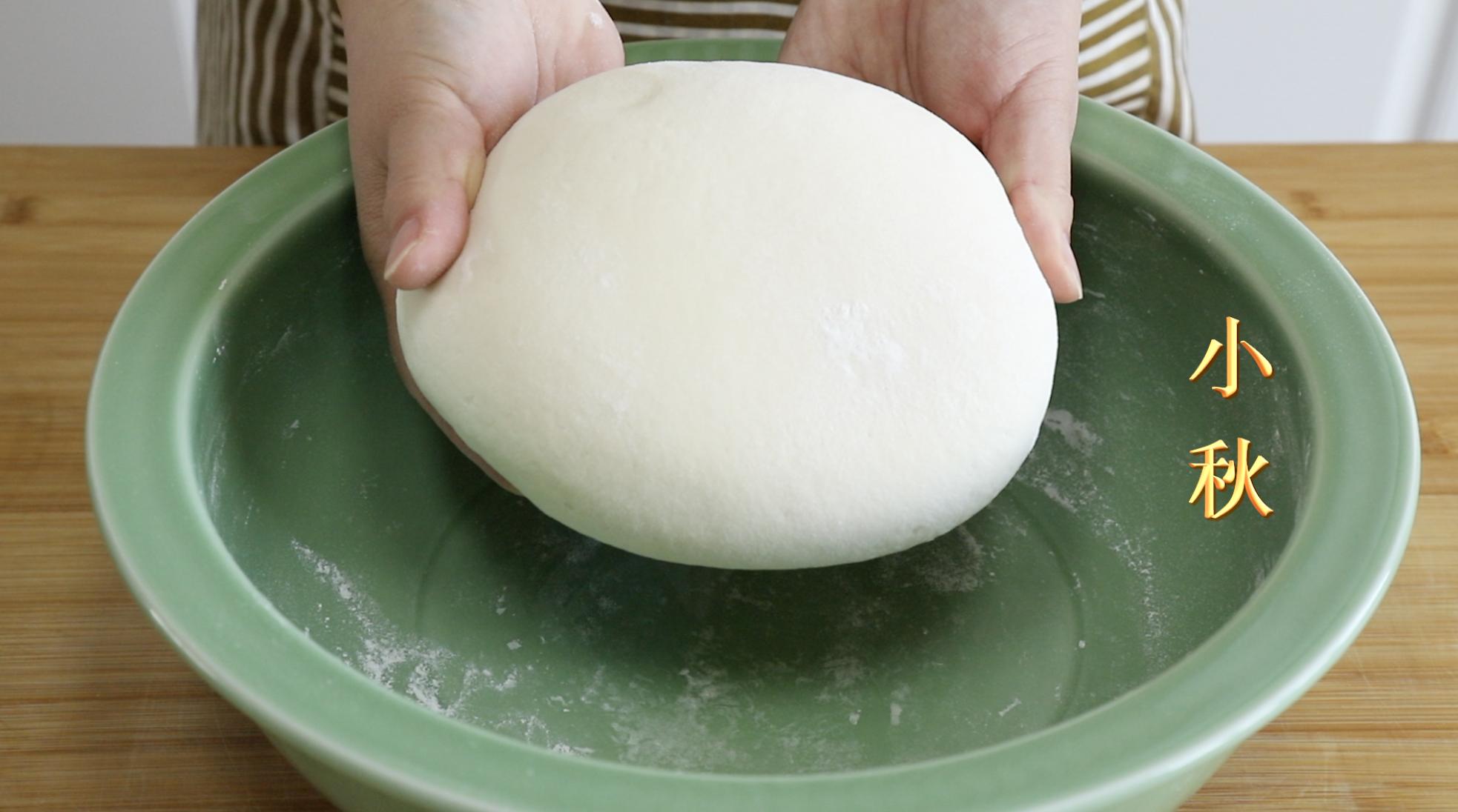 用开水烫面做馒头，是老一辈蒸馒头的方法，不发面个个暄软回甘