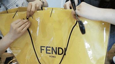 废旧纸袋如何做收纳包包,大牌纸袋斜挎包包改造教程