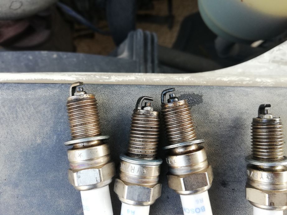 冬天启动车汽油味很重,冬天启动车子尾气一股汽油味