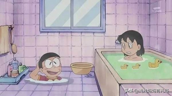 2岁孩子想看大人洗澡，非“好色”，而且给你发出了一种需求信号