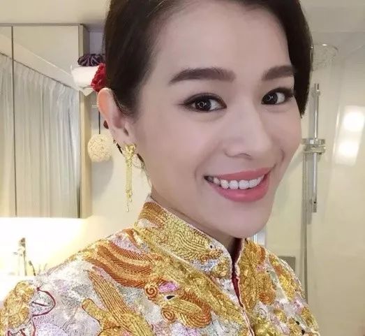 大多数明星的婚戒都是钻石鸽子蛋,女明星穿的婚纱和戒指