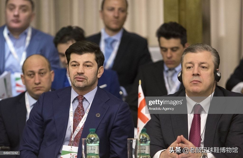 1600万欧的米兰左后卫，被伊布弄的身败名裂，退役半年当选副总理