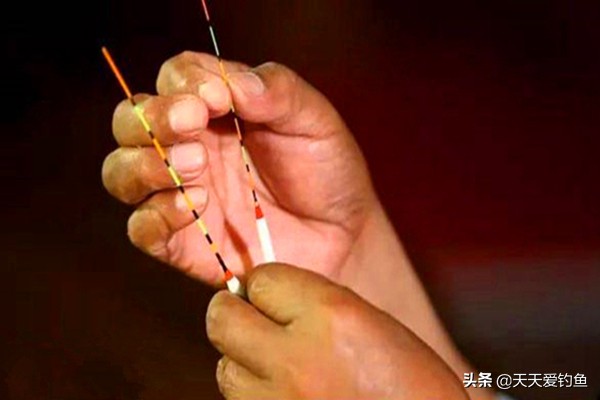 钓鱼最简单调漂最佳方法大全,矶竿滑漂挂蚯蚓钓鱼调漂视频教程