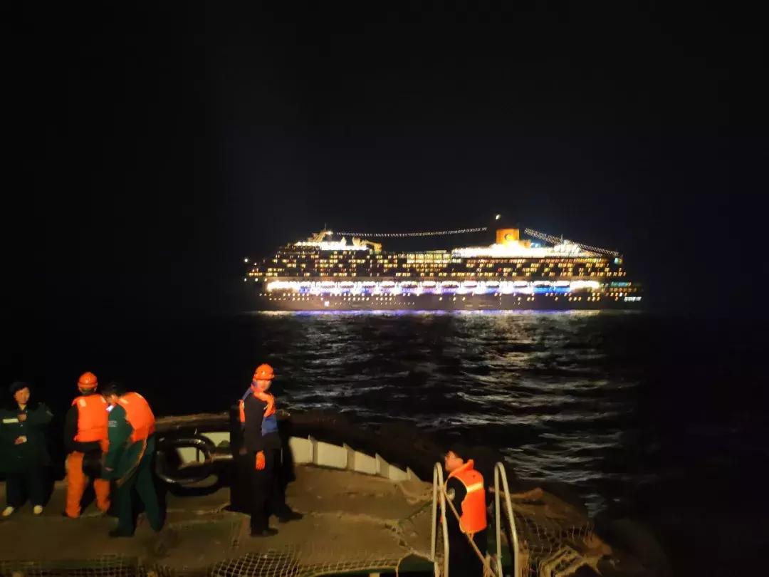 某货轮在航行途中不慎发生触礁,一船航行突发事件