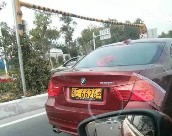 路上看见教练车怎么办,路上看到停在路边的保时捷