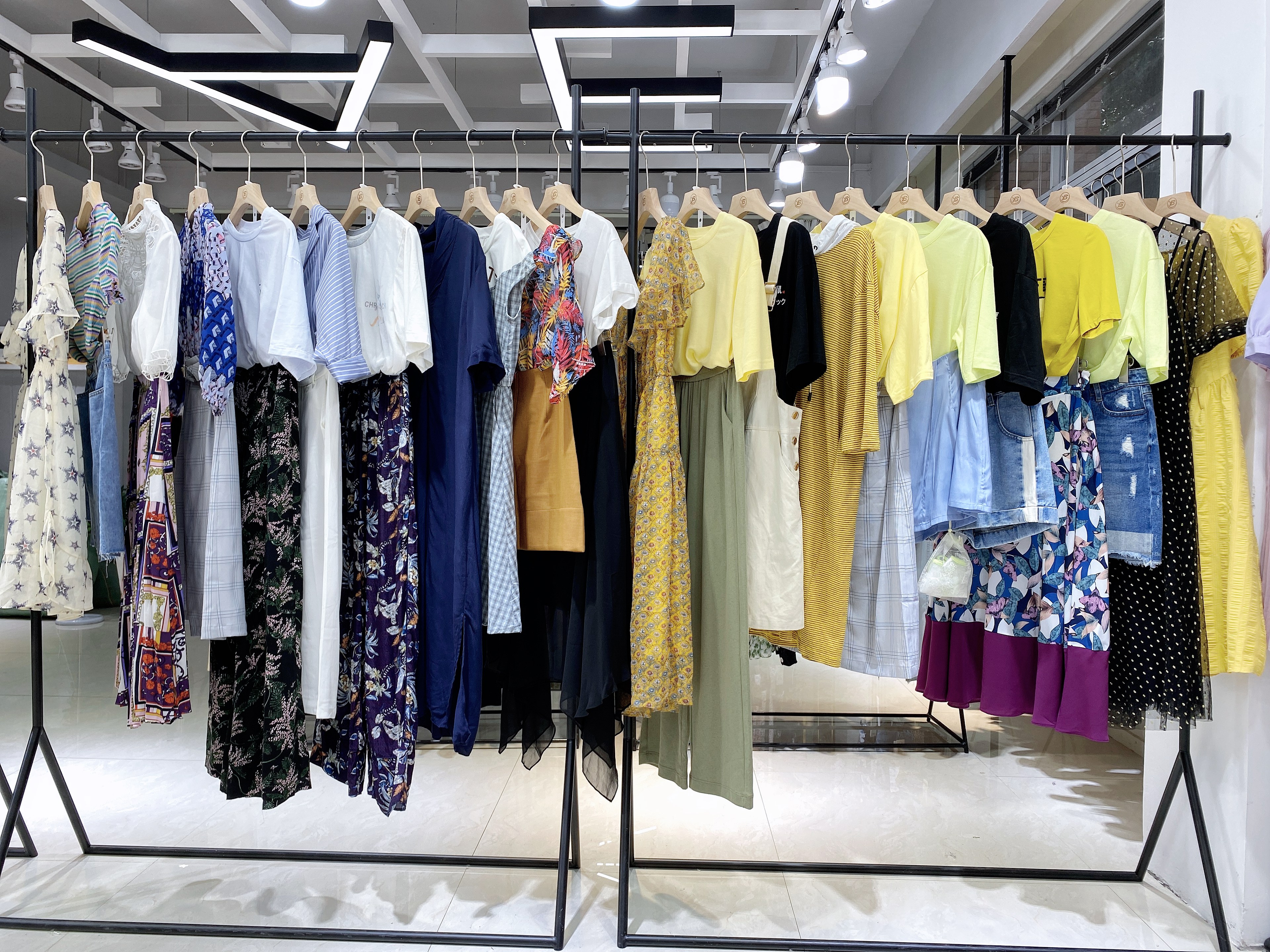 三彩女装最新撤柜尾货批发,三彩品牌折扣店女装清仓冬款