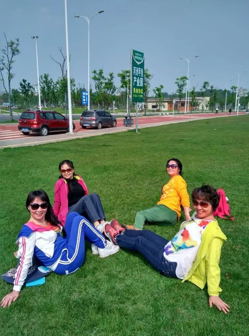 中国大妈旅游标配动作合集,中国大妈旅游拍摄姿势