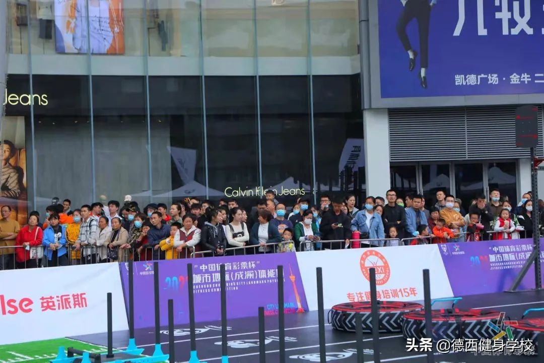 燃爆体能赛现场的，除了爆燃的体能咖，还有德西这支神秘的队伍