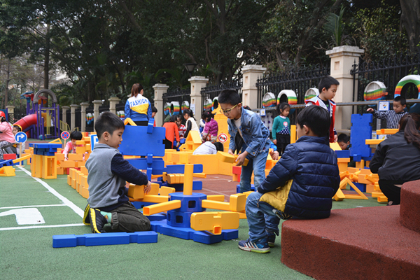 儿童冬季户外活动,鼓励家长让孩子参与户外活动