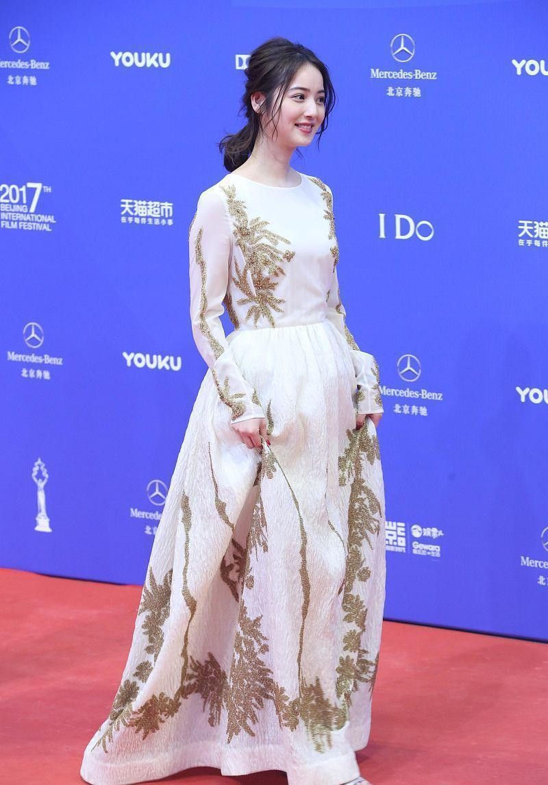 佐佐木希气质太纯了，33岁穿白裙好似偶像女主，看着挺温柔的