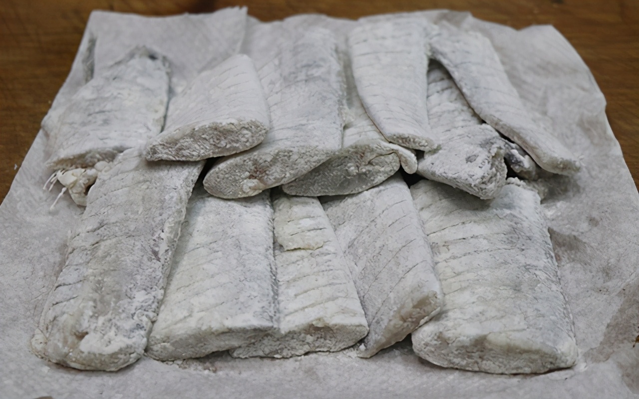 带鱼怎么做让它酥软不用吐刺,带鱼怎么做金黄酥脆一点也不腥气