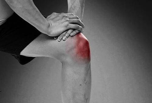 膝盖因积水而痛怎么治疗好得快,膝盖为何积水