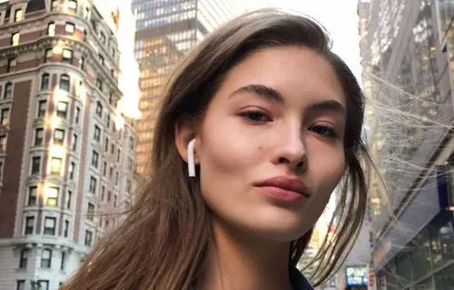 有人谈恋爱都不会取AirPods下来