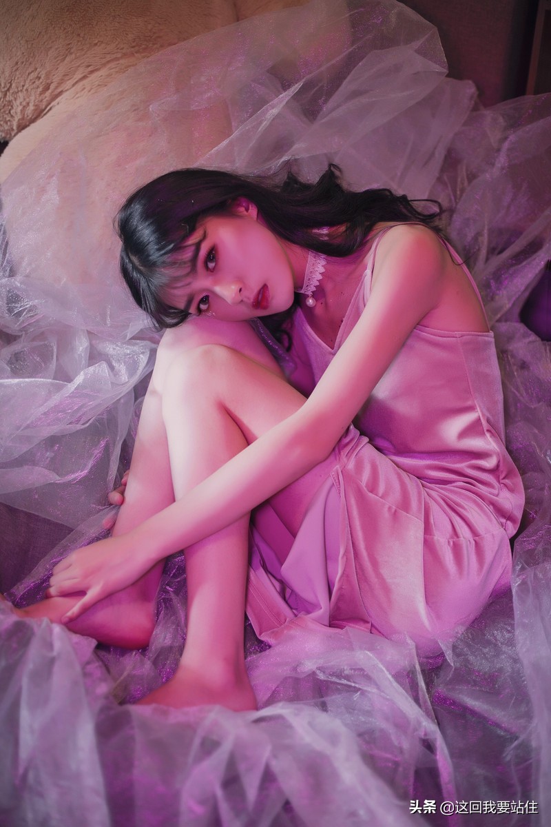 靓靓聊第160期：美女紫色灯光下呈现的一种非主流美，慵懒又高贵