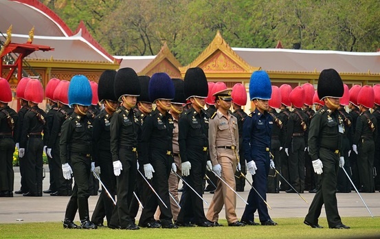花里胡哨,极具特点的泰国皇家卫队,为何被称之为“彩虹卫队”