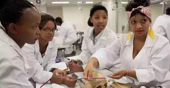 戴15元手表，租一居室，秘密捐出560亿，他真正活出了上帝的模样