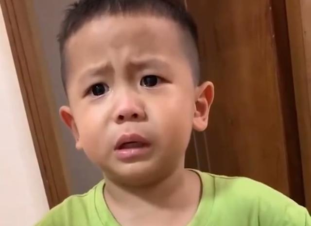 广东萌娃理直气壮跟爸爸吵架视频,萌娃惹妈妈生气躲进墙缝