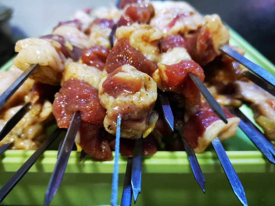 羊肉串怎么用烤箱烤出来鲜嫩多汁,烤羊肉串的做法和腌制方法烤箱版