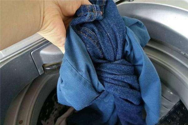 衣服沾上笔油用什么可以清除,衣服上弄到了笔油怎么去除