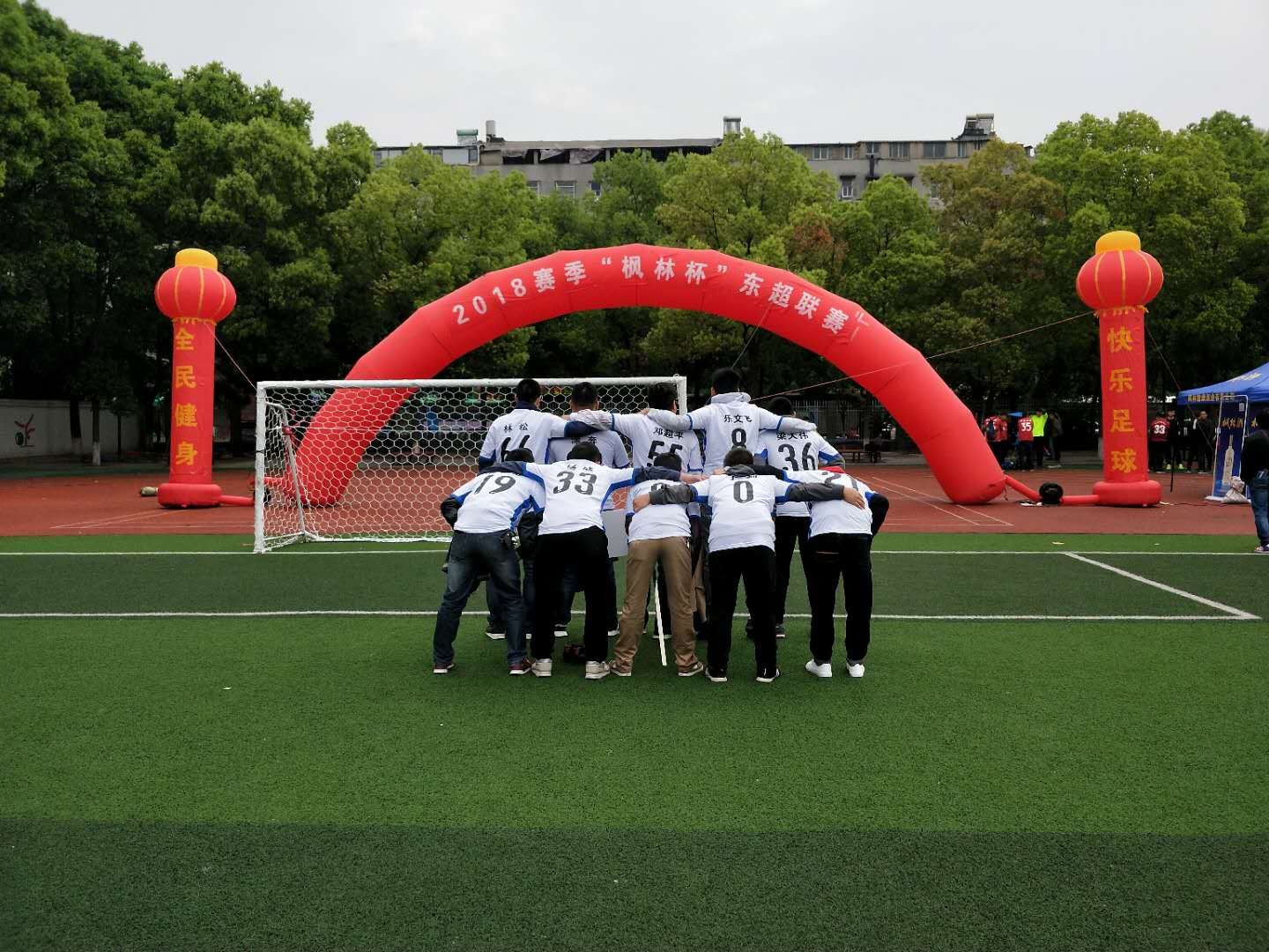 足球把别人踢骨折要赔吗,足球比赛挥肘推人受伤怎么赔