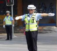 皮肤偏黑的男性适合穿什么颜色,皮肤黑的男子该怎么穿衣服