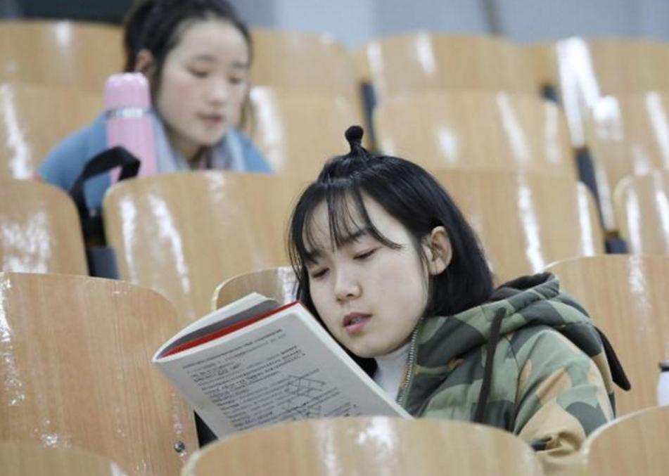 寒窗苦读却输给网红,12年寒窗苦读15年成为普通人